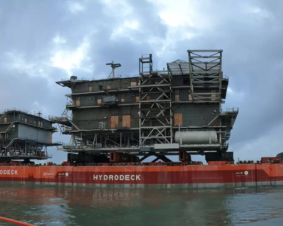 Offshore transport with hydro deck | Mammoet news