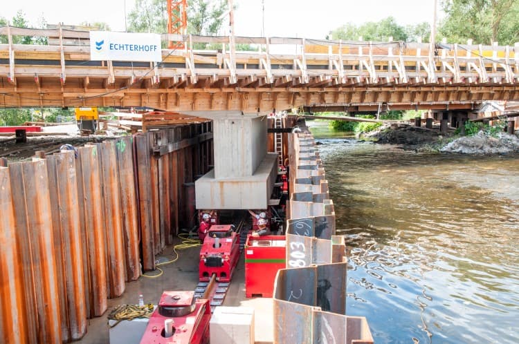 skid system used to place bridge section.jpg