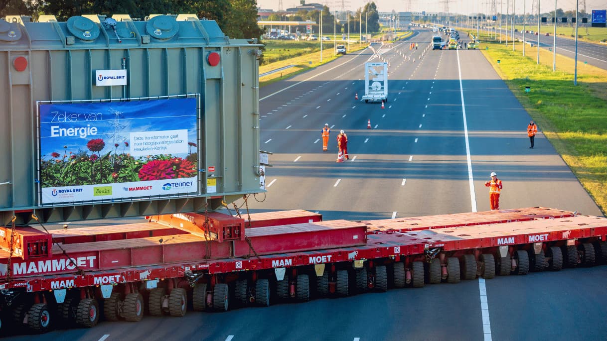 SPMT transformer transport in the netherlands.jpg